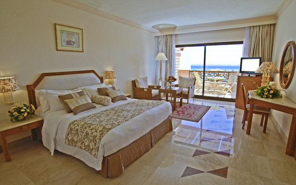 Deniz manzaralı lüks otel yatak odası - Fotoğraf, Görsel