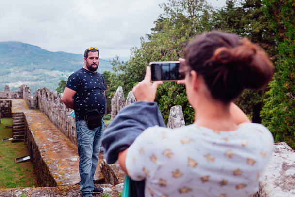 Néhány turista fényképez okostelefonnal a Soutomaior kastélyban Galíciában, Spanyolországban - Fotó, kép