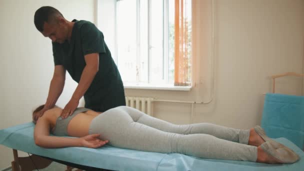 Traitement ostéopathe - le médecin lui donne un massage relaxant - Séquence, vidéo