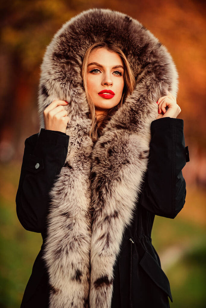 trendy winter look. No Compromise on Comfort. Man-made fur is prone to shedding. fake fur from a reputable brand. elegant girl walk in autumn park. beauty and fashion. woman wear fur coat - Fotografie, Obrázek
