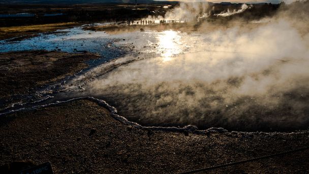 A área de Geysir na Islândia está cheia de poças com água de alta temperatura emitindo vapor de água com cheiro de enxofre
 - Foto, Imagem