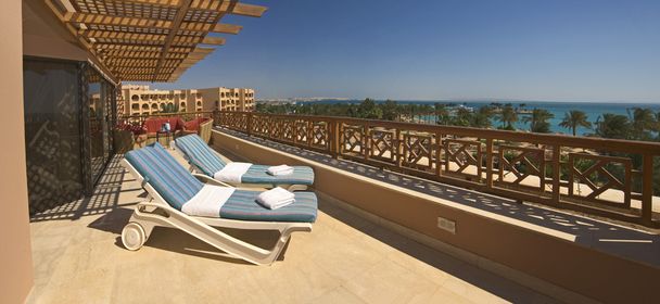 Балкон роскошного тропического отеля
 - Фото, изображение