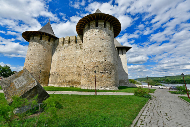 Moldavia, la ciudad de Soroca 05 / 02 / 2018 año. La fortaleza de Soroka está perfectamente conservada, tiene una forma redondeada. Cuatro torres redondas y una quinta entrada son cuadrados
. - Foto, Imagen