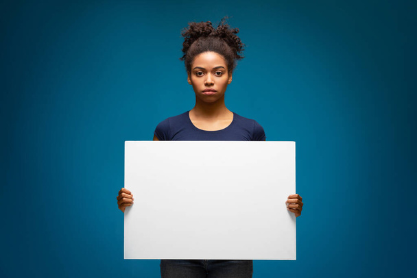 Afroamerikanerin protestiert mit leerem Plakat - Foto, Bild