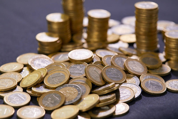 куча золотых монет евро. Концепция евро
 - Фото, изображение