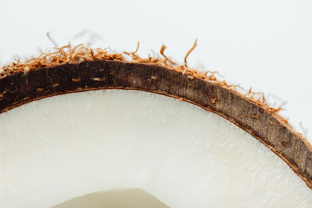 vista de cerca de la mitad de coco con cáscara de textura marrón aislado en blanco
 - Foto, imagen