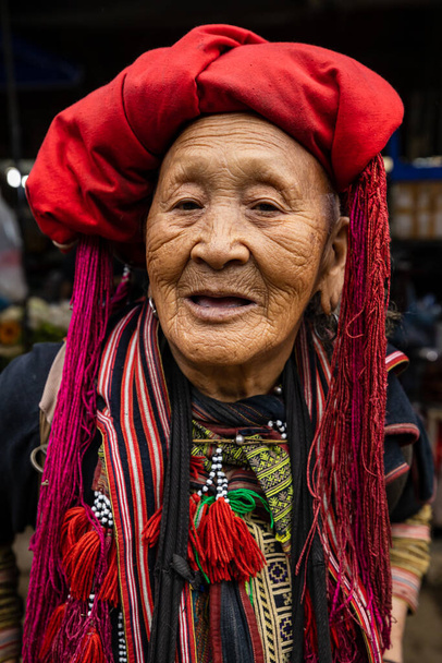 kuva naisesta perinteisessä Vietnamin puvussa - Valokuva, kuva