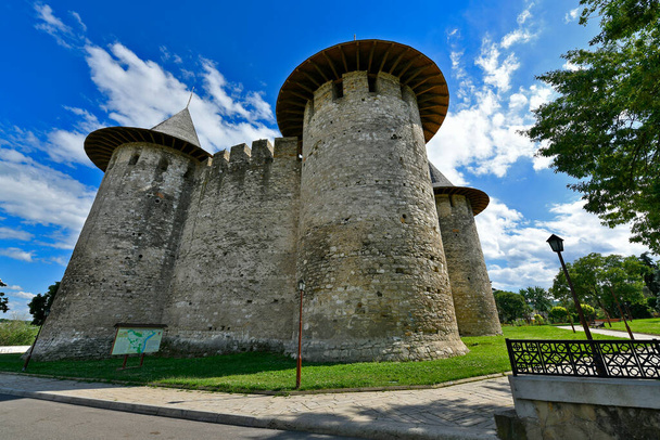モルドバ、ソロカ市05/02/2018年。宗谷要塞は完全に保存され、丸みを帯びた形状をしています。四つの丸塔と五つ目の入口は四角形. - 写真・画像