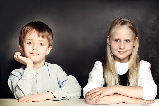 Smart školní děti dívka a chlapec na tabuli pozadí - Fotografie, Obrázek