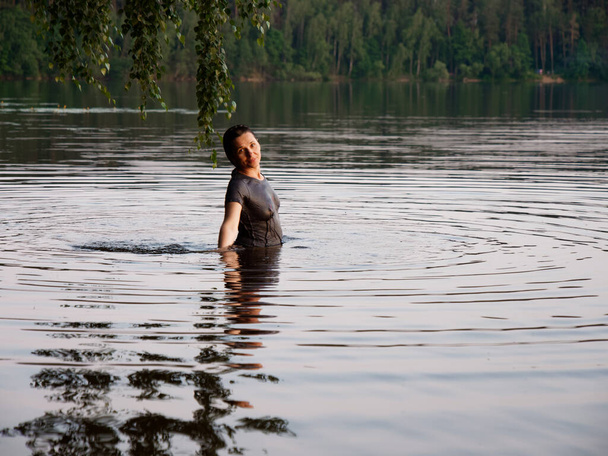 krásná dívka koupele v jezeře při západu slunce 2020 - Fotografie, Obrázek