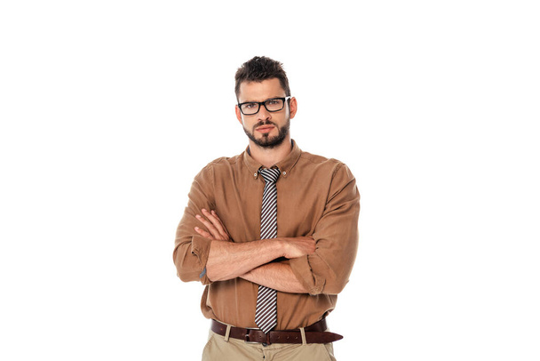 Серьезный учитель в очках со скрещенными руками, смотрящий на камеру, изолированную на белом
 - Фото, изображение