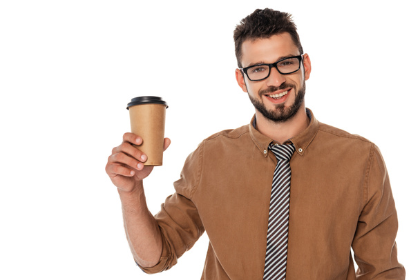 Pozytywny nauczyciel trzymający kawę na wynos i patrzący w kamerę odizolowaną na białym - Zdjęcie, obraz