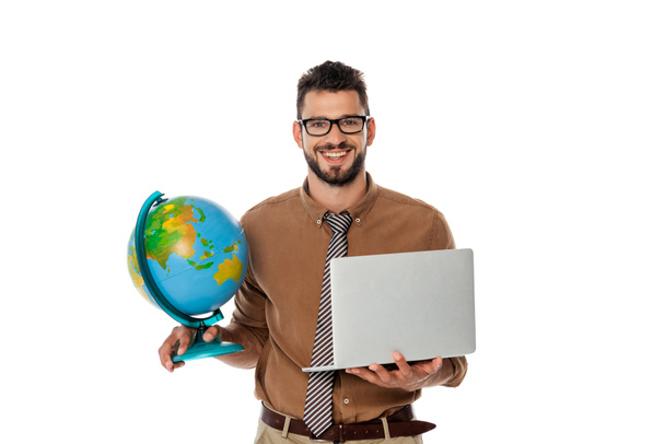 Uśmiechnięty nauczyciel w okularach z laptopem i kulą na białym tle - Zdjęcie, obraz