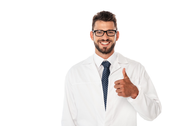 Médico sorridente em casaco branco mostrando polegar para cima isolado em branco
 - Foto, Imagem