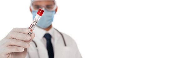 Panoraama laukaus lääkärin lääketieteellinen naamio ja lateksi käsine osoittaa koeputki verinäytteen ja koronaviruksen kirjoitus eristetty valkoinen - Valokuva, kuva