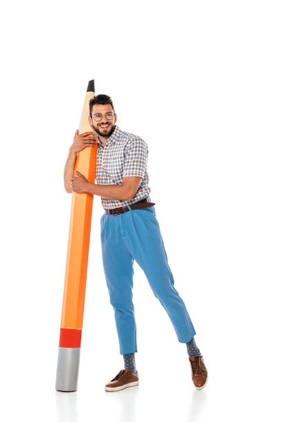 nerd positivo em óculos abraçando grande lápis no fundo branco
 - Foto, Imagem
