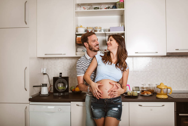 femme enceinte avec mari dans la cuisine - Photo, image