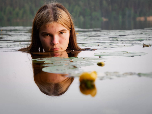 mořská panna dívka ve vodě mezi lekníny při západu slunce 2020 - Fotografie, Obrázek