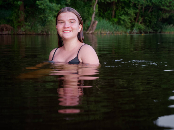 sirena chica en el agua entre nenúfares al atardecer 2020
 - Foto, Imagen