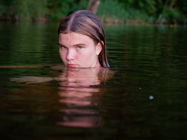 sellő lány a vízben között víz liliomok naplementekor 2020 - Fotó, kép