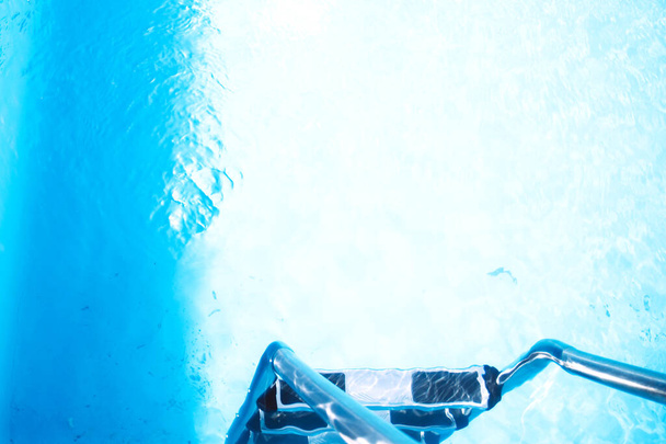 Niebieska woda w basenie. Powierzchnia błękitnego basenu, tło wody w basenie - Zdjęcie, obraz