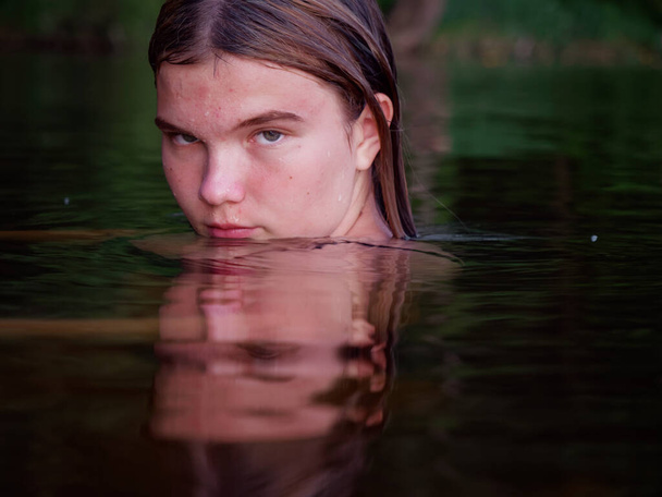 dziewczyna syrena w wodzie wśród lilii wodnych o zachodzie słońca 2020 - Zdjęcie, obraz