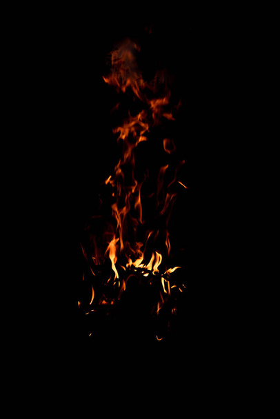 Luz de fogo brilhante em um fundo preto. O fogo com uma longa exposição. Faíscas e chamas
. - Foto, Imagem