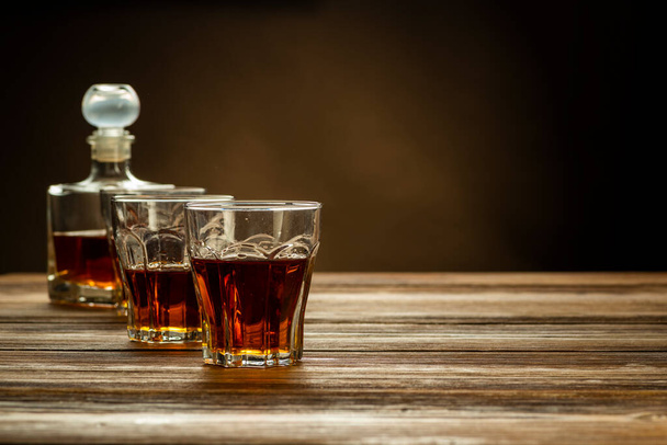 lasit brandy pöydällä, väkevät alkoholijuomat - Valokuva, kuva