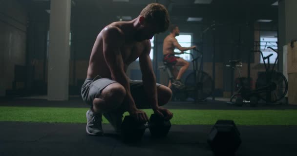 haggard zmęczony człowiek w siłowni spocony po treningu zrelaksować się i wziąć głęboki oddech - Materiał filmowy, wideo