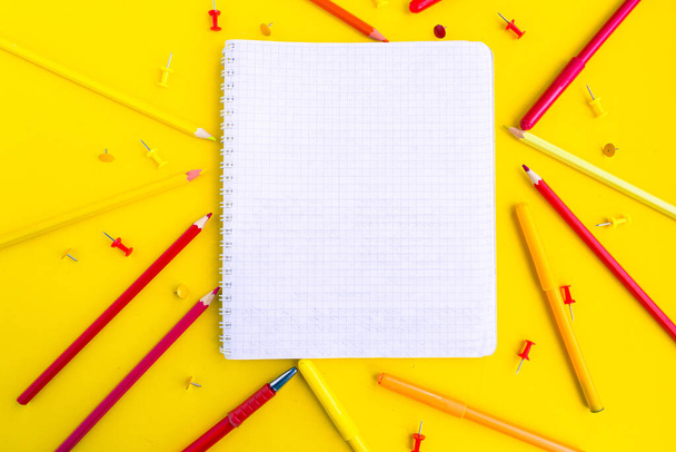 Caderno de maquete branco e lápis de cor no fundo amarelo, de volta ao conceito da escola
 - Foto, Imagem