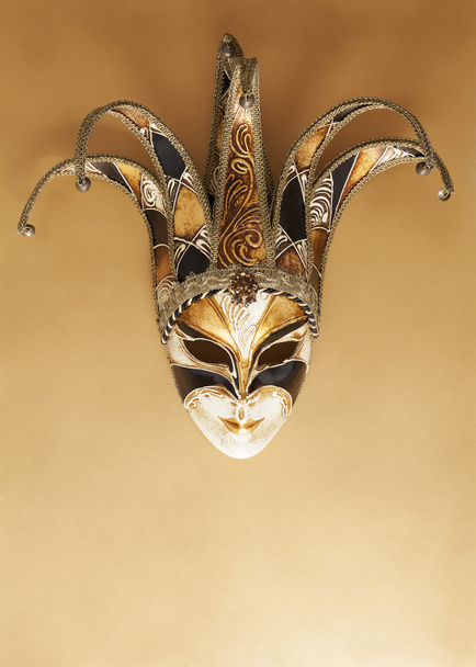 μάσκα του βενετσιάνικου καρναβαλιού στην χρυσή επιφάνεια - Φωτογραφία, εικόνα