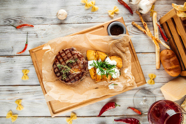Ribeye-Steak mit Bratkartoffeln mit saurer Sahne - Foto, Bild
