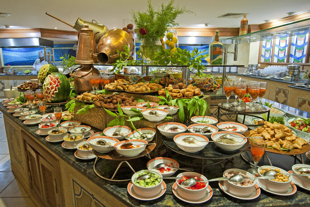Салатний шведський стіл в розкішному готельному ресторані
 - Фото, зображення