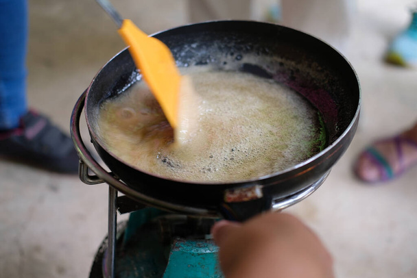 ogrzewanie gotowanie wrzący syrop karmelowy cukru na patelni - Zdjęcie, obraz