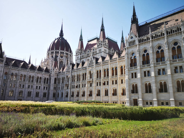 Węgry, Budapeszt, budynek Parlamentu. Artystyczne spojrzenie w kolorach. - Zdjęcie, obraz