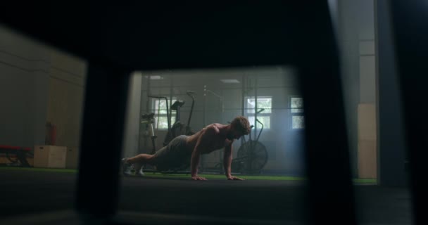 silny, celowy mężczyzna wykonuje push-UPS pomimo zmęczenia i bólu przezwyciężając trudności. koncepcja zdrowego trybu życia - Materiał filmowy, wideo