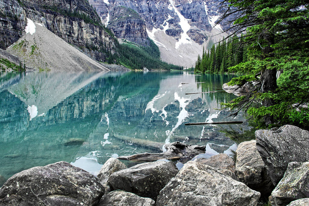 Eine malerische Landschaft des Honeymoon Lake in den kanadischen Rocky Mountains, Jasper National Park. - Foto, Bild