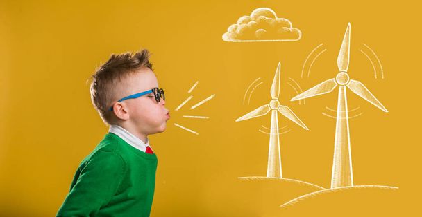 ecologie, technologie en energiebesparing concept - lachende jongen met tablet pc computer, speelgoed huis model en windturbine thuis. - Foto, afbeelding