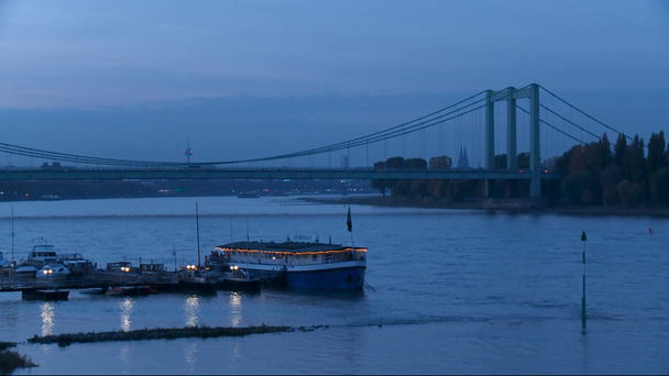 Keulen met de rivier de Rijn in Duitsland - Video