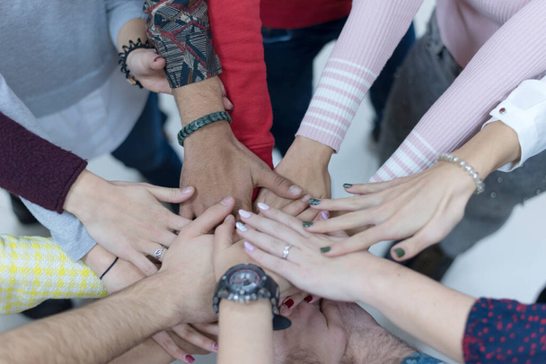 Eller Yığında ve Takım Çalışmasında Kolej Öğrencilerinin Çok Irklı Grubu - Fotoğraf, Görsel