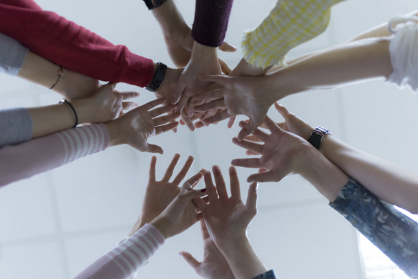 Multirassische Gruppe von College-Studenten mit Hands in Stack, Teamwork - Foto, Bild