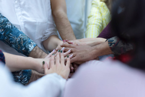 Πολυφυλετική ομάδα φοιτητών με Χέρια στο Στοίβα, Ομαδικότητα - Φωτογραφία, εικόνα