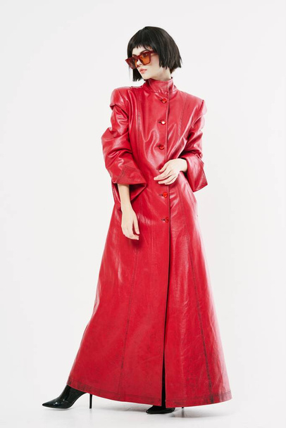Femme à la mode dans un manteau rouge et chaussures à talons hauts  - Photo, image