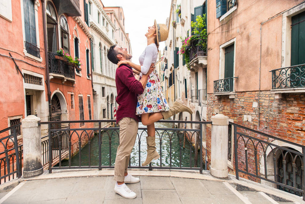 Beatiful young couple having fun while visiting Venice - Tourists travelling in Italy and sightseeing the most relevant landmarks of Venezia - Concepts about lifestyle, travel, tourism - Φωτογραφία, εικόνα