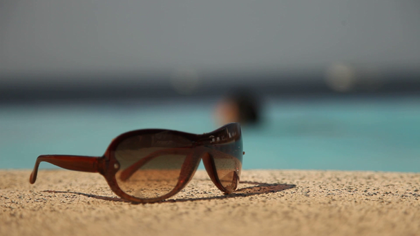 Yüzme havuzunda güneş gözlüğü - Video, Çekim