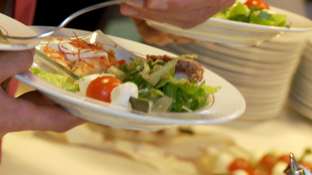 Goście restauracji wybierz jedzenie z bufetu - Materiał filmowy, wideo