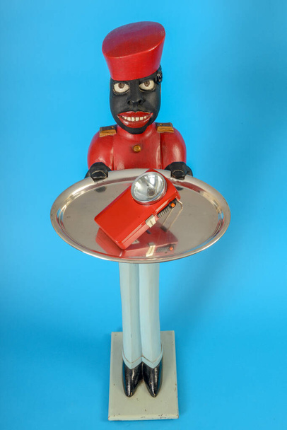 Statue eines schwarzen Dieners mit Taschenlampe auf einem Tablett - Foto, Bild