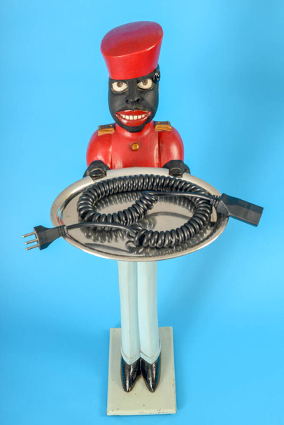 Statue eines schwarzen Dieners mit Verlängerungsschnur auf einem Tablett - Foto, Bild