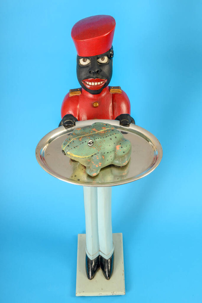 Statue eines schwarzen Dieners mit einem Frosch auf einem Tablett - Foto, Bild