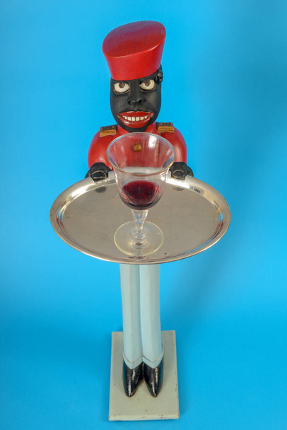 Άγαλμα μαύρου υπηρέτη με ένα ποτήρι κρασί σε δίσκο - Φωτογραφία, εικόνα